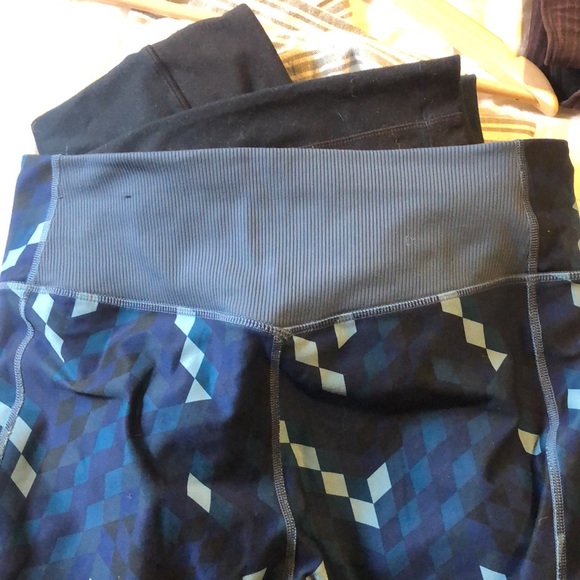 Nike women’s large leggings in blue geometric pattern - Picture 4 of 4
